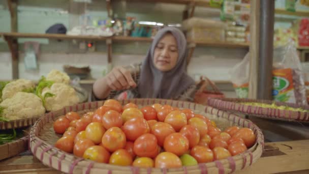 2023年12月11日 印度尼西亚万诺索 一位蔬菜商人正在传统市场上摆放新鲜西红柿 — 图库视频影像