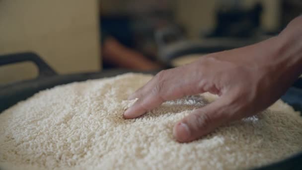 Hände Eines Käufers Auf Dem Markt Untersuchen Reissamen Einem Behälter — Stockvideo