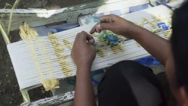 インドネシア 7月01 2019 伝統的な織物モチーフのパターンを作る — ストック動画