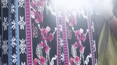 Doğu Nusa Tenggara 'nın geleneksel dokuma kumaşlarında güzel çiçek motifleri