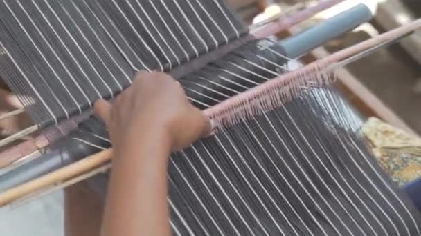 Mano Mujer Que Usa Telar Tejer Para Hacer Tela Tradicional — Vídeos de Stock