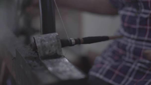 繊維生産のためのハンドロームウィーバーのクローズアップビュー — ストック動画