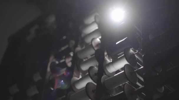 Sun Flares Fil Filature Dans Machine Tisser Pour Production Tissu — Video