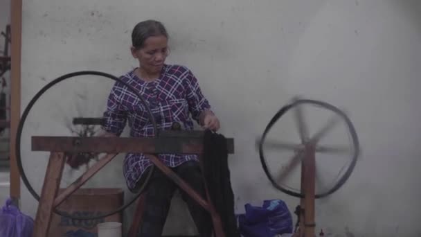 Yogyakarta Indonesia January 2022 Woman Using Spinning Manual Yarn Machine — Stock Video
