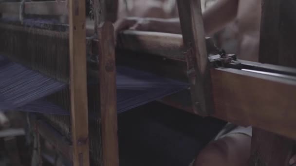 Традиційний Ткацький Верстат Працює Від Пряжі Тканини Сповільнення — стокове відео