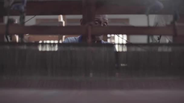 Джокьякарта Індонезія Січня 2022 Року Старий Плете Використанням Традиційного Ткацького — стокове відео