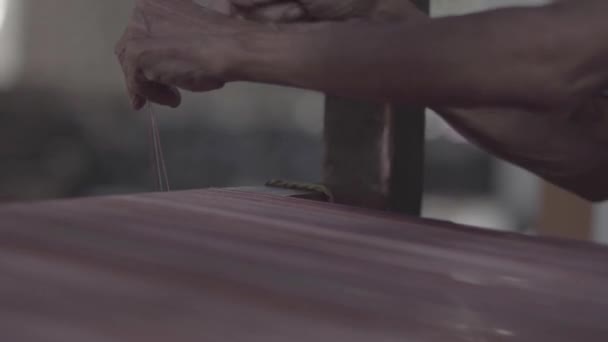 Oude Vrouw Handen Zijn Styling Draden Een Traditioneel Weefgetouw — Stockvideo