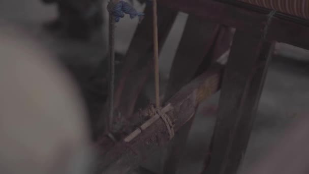 作業中の織機のペダルのクローズアップ — ストック動画