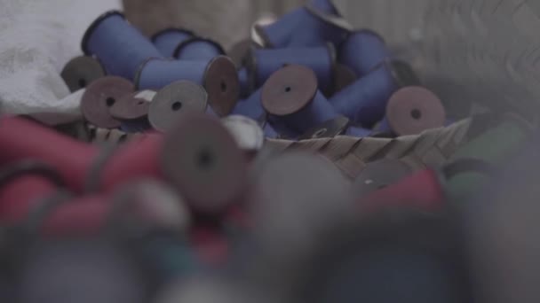 Yığılmış Kırmızı Mavi Iplik Makaraları Geleneksel Dokuma Tezgahı — Stok video