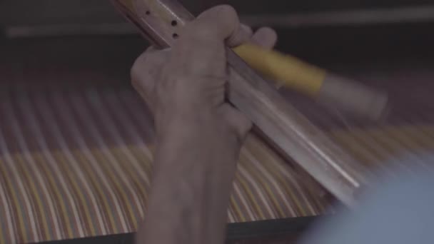 Dokuma Tezgahındaki Mekik Tamir Ediliyor — Stok video