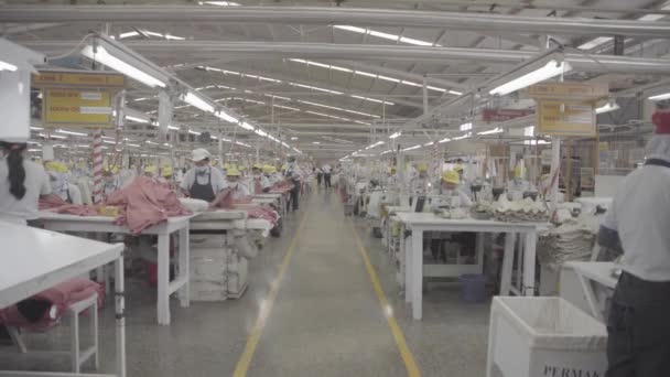 印度尼西亚克拉特恩 2022年2月11日 纺织厂的员工在忙着工作 拥挤的工厂员工 — 图库视频影像