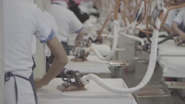 2022年2月11日 印度尼西亚克拉顿 一些工厂员工正在熨烫衣服 以便在一家服装厂大规模生产 — 图库视频影像