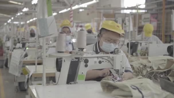 Klaten Indonésie Února 2022 Zaměstnanec Textilky Pracuje Šicím Stroji — Stock video