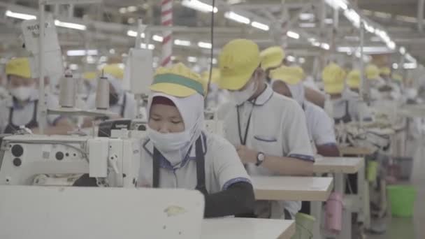 Klaten Indonésie Února 2022 Zaměstnanci Oděvů Pilně Pracují Šicím Stroji — Stock video