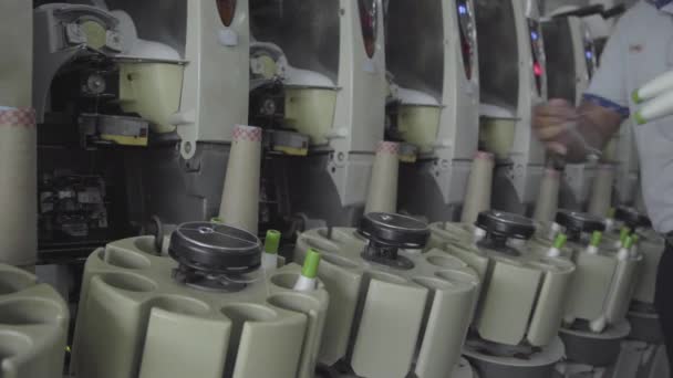 Клаттен Індонезія Лютого 2022 Року Заводі Працює Автоматична Машина Прядіння — стокове відео