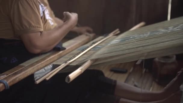 Ινδονησία Αυγούστου 2017 Χέρια Των Γυναικών Της Ινδονησίας Χρησιμοποιούν Αργαλειό — Αρχείο Βίντεο