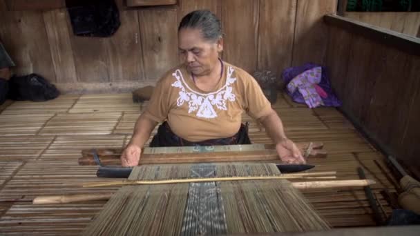 Endonezya Ağustos 2017 Yaşlı Bir Kadın Geleneksel Dokuma Tezgahı Kullanıyor — Stok video