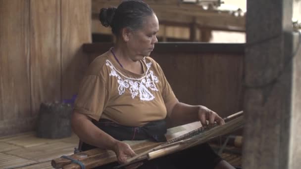 Indonésie Srpna 2017 Ženy Vyrábějí Textilní Výrobek Pomocí Tkalcovského Stavu — Stock video