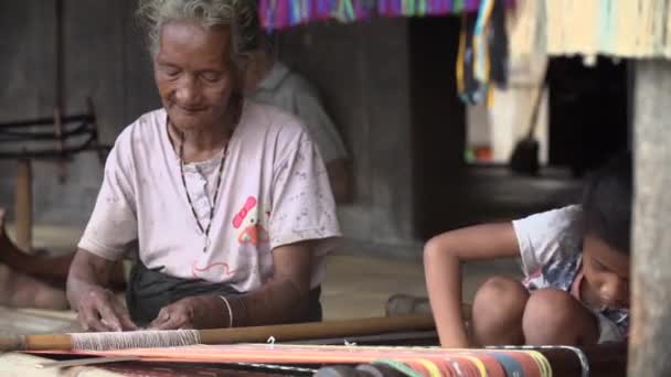 Endonezya Ağustos 2017 Torununa Kumaş Örmeyi Öğreten Bir Büyükanne — Stok video