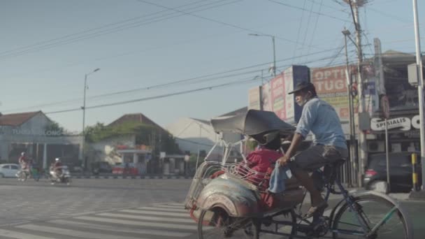 Yogyakarta Indonésie Července 2020 Pedikáb Cestujícím Vpředu Projíždí Kolem Pomníku — Stock video