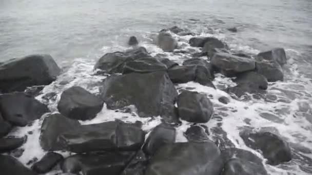 Gelombang Menabrak Batu Pantai Menciptakan Busa Putih — Stok Video