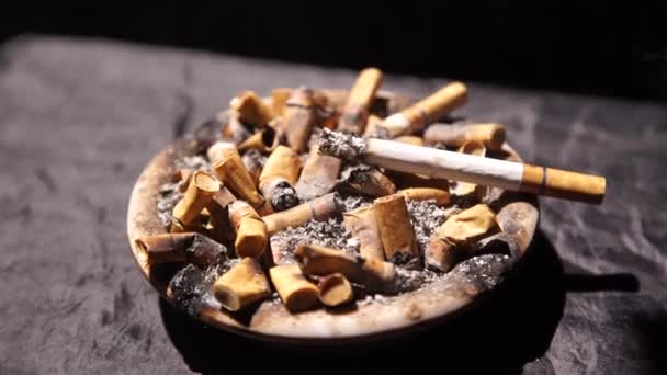 Cigarrillos Ardiendo Cenicero Lleno Colillas — Vídeo de stock