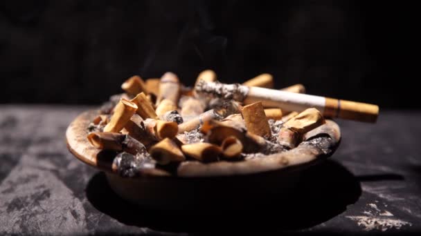 Selektivní Zaostření Cigaret Hořících Popelníku Nedopalcích Cigaretách — Stock video