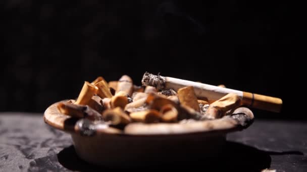 Cigarrillos Cenicero Lleno Colillas Con Fondo Negro — Vídeos de Stock