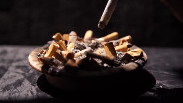 Βρώμικα Τασάκια Γεμάτα Γόπες Τσιγάρων Σβήσε Τσιγάρο — Αρχείο Βίντεο