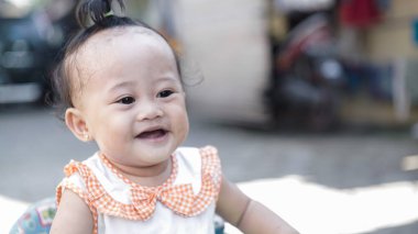 Bahçede oynayan küçük bir kızın portresi