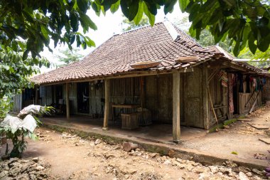 Geleneksel ahşap evler Java, Endonezya 'dan yaygın olarak 