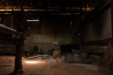 Yemek pişirmek için geleneksel soba, ahşap ocağı.