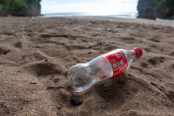 Yogyakarta, Endonezya, 18 Şubat 2024 Plastik şişe çöplüğü. Felaketin başlangıcı