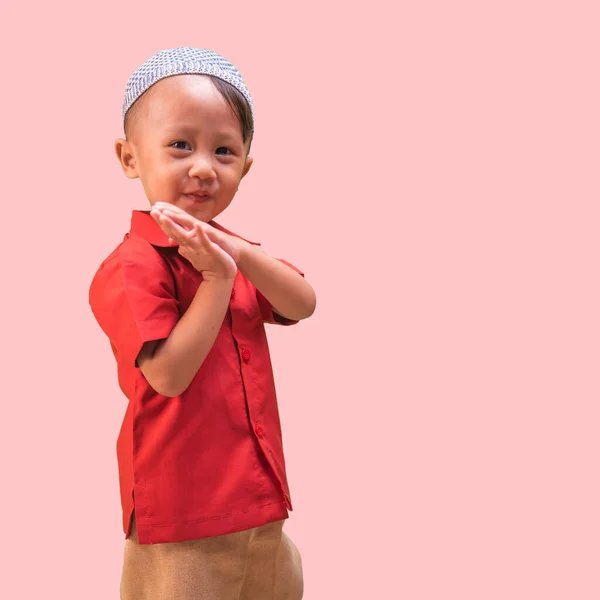 Kırmızı tişörtlü Asyalı çocuk sevinçle gülümsüyor. Ramazan Kareem 'e selamlar.