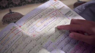 Kur 'an' ı okuyun. Kolay Tajweed Öğrenimi İçin Renk Kodlu Kuran Keşfedin