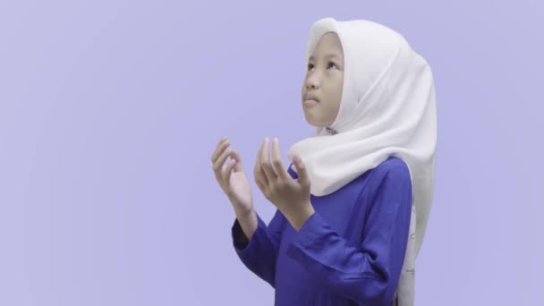 Flicka Öppnar Handflatan Upp Dyrkan Rum Med Färg Bakgrund Islamisk — Stockvideo