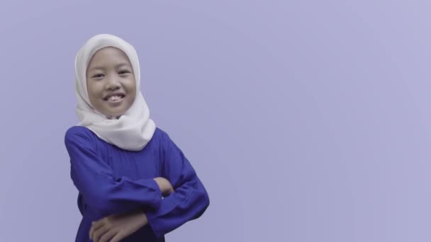 Medium Skott Asiatiska Vacker Muselman Flicka Blå Muslimah Armar Vikta — Stockvideo