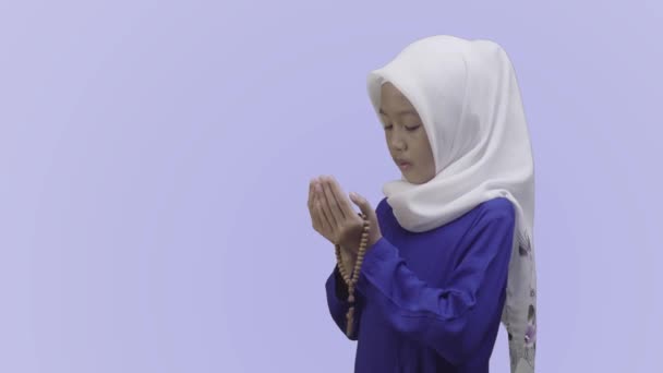 Muslimisches Kleines Mädchen Hijab Betet Mit Gebetsperlen Während Blauer Muslimischer — Stockvideo