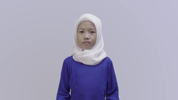 Belle Fille Musulmane Posant Geste Main Saluant Avec Sourire Caméra — Video