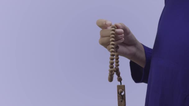 彼女が数えるように照らされた少女の手のクローズアップ 祈りを数えるために伝統的に使用される木製のビーズの文字列 — ストック動画