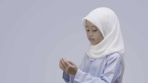 Ein Asiatisches Kleines Mädchen Hijab Betet Inbrünstig Mit Offenen Armen — Stockvideo