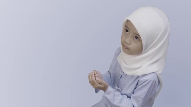 High Angle View Little Asian Girl Wearing Hijab Prays Hopeful — Stock Video