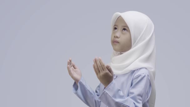 Little Asian Girl Wearing Hijab Prays Hopeful Devotion Facing God — Stock Video