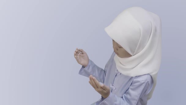 Vue Angle Élevé Une Petite Fille Asiatique Dans Hijab Prie — Video
