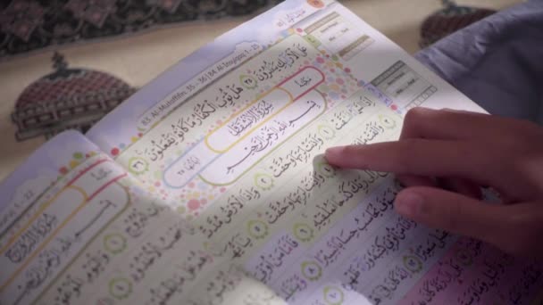 Aus Nächster Nähe Den Koran Lesen Entdecken Sie Den Farbcodierten — Stockvideo