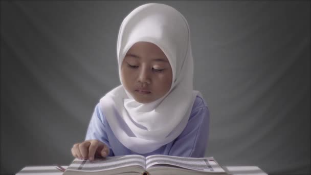 Ein Mädchen Liest Nachmittag Einem Kleinen Tisch Den Koran — Stockvideo