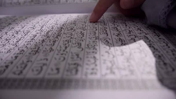 Verwenden Sie Ihre Fingerspitzen Den Koran Zur Leichteren Navigation Lesen — Stockvideo