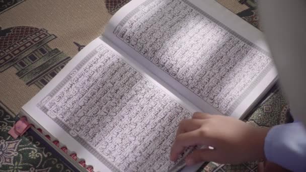 Mano Una Bambina Sta Leggendo Corano Voltando Pagine Concetto Ramadan — Video Stock