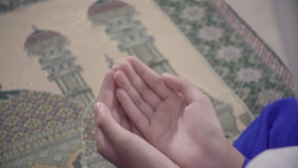 Close Tangan Seorang Gadis Muslim Asia Dalam Doa — Stok Video