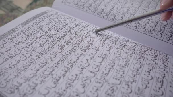 Reading Quran Mosque Reading Stick Reading Quran Pointing Word Allah — Stock Video